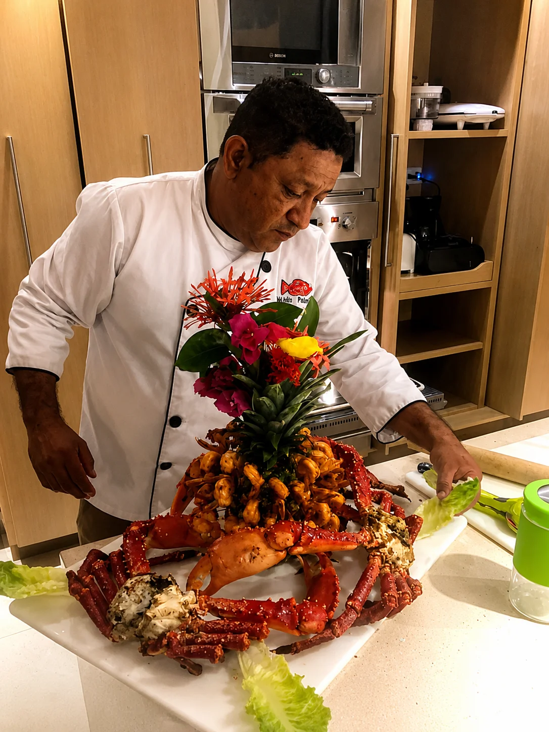 Chef Edgar Olguin preparando langosta del Caribe en una villa de Cozumel
