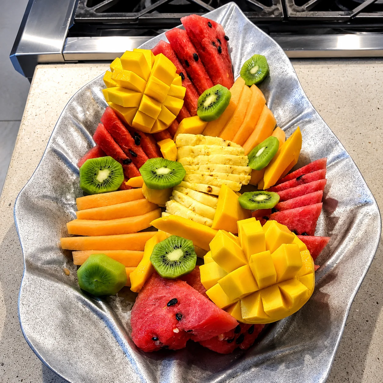 Plato de frutas tropicales del Caribe mexicano servido en villa privada